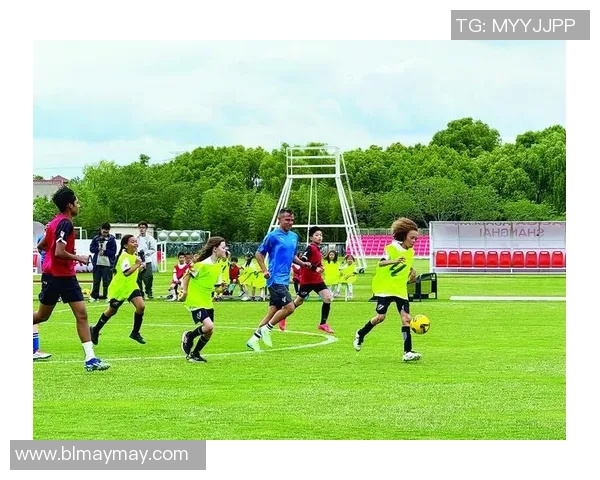 在绿茵场上重生为足球巨星的传奇之旅